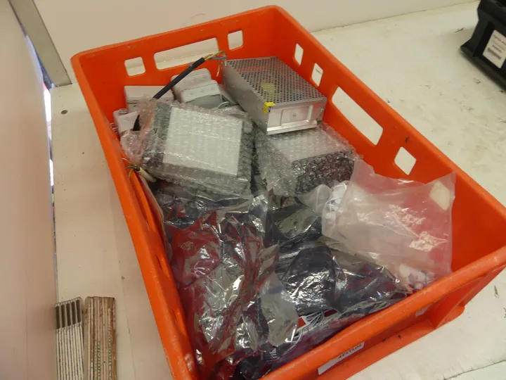 Konvolut Elektromaterial u. a. Schaltnetzteile (LED-Module, Kabel, Kunststoff-Kleinteile) Umfang: nur der Inhalt, ohne Kiste
